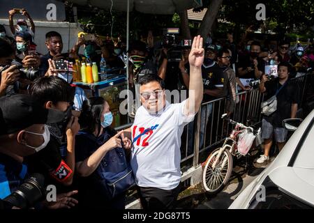 Bangkok, Thailand. Dezember 2020. Teil 'Penguin' Chiwarak hält den dreifingerigen Gruß nach der Ankunft in der Nonthaburi Polizeistation hoch, um die Majestät Anklage gegen ihn und drei andere (Abschnitt 112 des Strafgesetzbuches) in Bangkok, Thailand, am Dienstag, den 08. Dezember 2020 zu hören. Die Protestführer Parit 'Penguin' Chiwarak, Panupong 'mike'' Jadnok, Panusaya 'rung' Sithijijirawattanakul und Chinnawat Chankrachang tauchten auf der Polizeistation auf, um zu hören, dass ihnen wegen ihrer Reden, die die thailändische Monarchie kritisierten und sie riefen, die Hauptanklagen gegen sie erhoben wurden Stockfoto