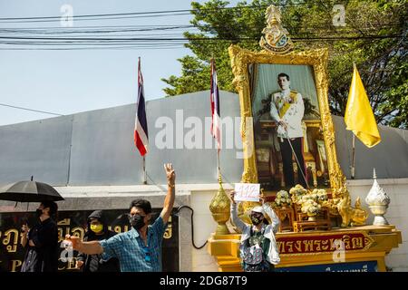 Bangkok, Thailand. Dezember 2020. Pro-demokratische Anhänger versammeln sich auf der Straße, um Unterstützung für vier Protestführer zu zeigen, die am Dienstag, den 08. Dezember 2020 vor der Nonthaburi Polizeiwache in Bangkok, Thailand, wegen der Hauptanklagen (Abschnitt 112 des Strafgesetzbuches) vorgeladen werden. Die Protestführer Parit 'Penguin' Chiwarak, Panupong 'mike'' Jadnok, Panusaya 'rung' Sithijirawattanakul und Chinnawat Chankrachang tauchten auf der Polizeiwache auf, um zu hören, dass ihnen wegen ihrer Reden, die die thailändische Monarchie kritisierten und zur Monarchie aufriefen, die Hauptanklagen gegen sie erhoben wurden Stockfoto