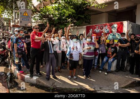 Bangkok, Thailand. Dezember 2020. Pro-demokratische Anhänger versammeln sich auf der Straße, um Unterstützung für vier Protestführer zu zeigen, die am Dienstag, den 08. Dezember 2020 vor der Nonthaburi Polizeiwache in Bangkok, Thailand, wegen der Hauptanklagen (Abschnitt 112 des Strafgesetzbuches) vorgeladen werden. Die Protestführer Parit 'Penguin' Chiwarak, Panupong 'mike'' Jadnok, Panusaya 'rung' Sithijirawattanakul und Chinnawat Chankrachang tauchten auf der Polizeiwache auf, um zu hören, dass ihnen wegen ihrer Reden, die die thailändische Monarchie kritisierten und zur Monarchie aufriefen, die Hauptanklagen gegen sie erhoben wurden Stockfoto