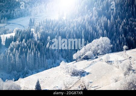 Fantastische Winterlandschaft mit Holzhaus in verschneiten Bergen. Weihnachtsurlaub und Winterurlaub Konzept Stockfoto