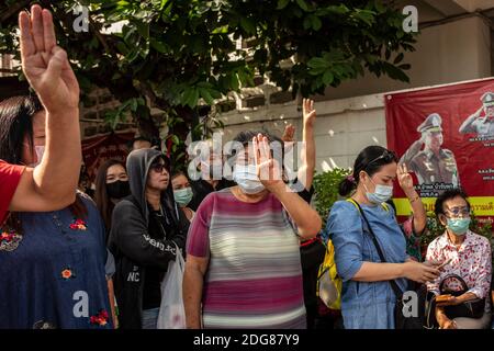 Bangkok, Thailand. Dezember 2020. Pro-demokratische Anhänger versammeln sich auf der Straße, um Unterstützung für vier Protestführer zu zeigen, die am Dienstag, den 08. Dezember 2020 vor der Nonthaburi Polizeiwache in Bangkok, Thailand, wegen der Hauptanklagen (Abschnitt 112 des Strafgesetzbuches) vorgeladen werden. Die Protestführer Parit 'Penguin' Chiwarak, Panupong 'mike'' Jadnok, Panusaya 'rung' Sithijirawattanakul und Chinnawat Chankrachang tauchten auf der Polizeiwache auf, um zu hören, dass ihnen wegen ihrer Reden, die die thailändische Monarchie kritisierten und zur Monarchie aufriefen, die Hauptanklagen gegen sie erhoben wurden Stockfoto