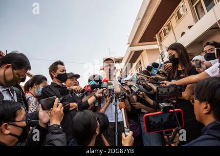 Bangkok, Thailand. Dezember 2020. Panupong 'mike' Jadnok (Mitte, weißes Hemd) wendet sich am Dienstag, den 08. Dezember 2020, an Pressevertreter der Nonthaburi Polizeistation, wo er die Majestät-Anklagen gegen ihn und drei andere (Abschnitt 112 des Strafgesetzbuches) in Bangkok, Thailand, hören wird. Die Protestführer Parit 'Penguin' Chiwarak, Panupong 'mike'' Jadnok, Panusaya 'rung' Sithijirawattanakul und Chinnawat Chankrachang tauchten auf der Polizeiwache auf, um zu hören, wie gegen sie wegen ihrer Reden, die den thailändischen Monarchen kritisierten, die Hauptanklagen erhoben wurden Stockfoto