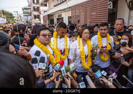 Bangkok, Thailand. Dezember 2020. Von links nach rechts: Parit 'Penguin' Chiwarak, Panupong 'mike'' Jadnok, Panusaya 'rung' Sithijiirawattanakul und Chinnawat Chankrachang wenden sich an Pressevertreter, bevor sie am Dienstag, den 08. Dezember 2020, in der Nonthaburi Polizeiwache in Bangkok, Thailand, die Hauptanklagen gegen sie erhoben (Abschnitt 112 des Strafgesetzbuches). Die Protestführer Parit 'Penguin' Chiwarak, Panupong 'mike'' Jadnok, Panusaya 'rung' Sithijirawattanakul und Chinnawat Chankrachang tauchten auf der Polizeistation auf, um zu hören, dass die Hauptanklagen LEV waren Stockfoto