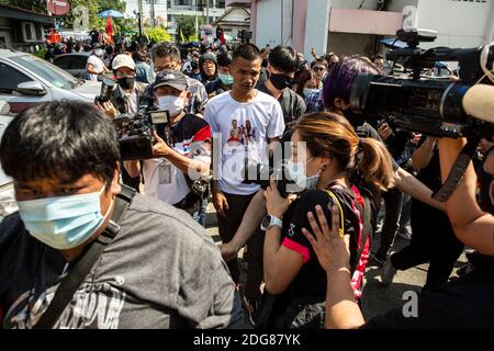 Bangkok, Thailand. Dezember 2020. Panupong 'mike' Jadnok (Mitte, weißes Hemd) kommt bei der Nonthaburi Polizeistation an, um die Majestät Anklage gegen ihn und drei andere (Abschnitt 112 des Strafgesetzbuches) in Bangkok, Thailand, am Dienstag, den 08. Dezember 2020 anzuhören. Die Protestführer Parit 'Penguin' Chiwarak, Panupong 'mike'' Jadnok, Panusaya 'rung' Sithijirawattanakul und Chinnawat Chankrachang tauchten auf der Polizeiwache auf, um zu hören, dass ihnen wegen ihrer Reden, die die Monarchie Thailands kritisierten und zur Reform der Monarchie aufriefen, die Hauptanklagen gegen sie erhoben wurden. Stockfoto