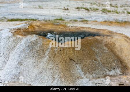 Schwamm Geyser sieht aus, als ob er immer über der Farbe des Randes kocht und der Ausfluss wird durch Cyanobakterien bestimmt, basierend auf der Wassertemperatur. Stockfoto