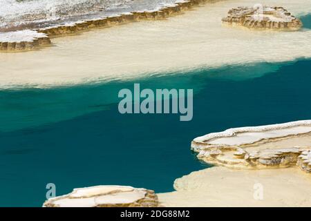 Bunte geothermische Funktion, Doublet Pool mit scalloped Geyserit Ablagerungen von opalinen Kieselsäure um die Grenze, Wasser etwa 190○f seltene kurze Eruption Stockfoto