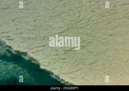 Bunte geothermische Funktion, Doublet Pool mit scalloped Geyserit Ablagerungen von opalinen Kieselsäure um die Grenze, Wasser etwa 190○f seltene kurze Eruption Stockfoto