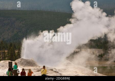 Ein Kegelgeysir, Löwengeysir, wurde nach dem rauschenden Geräusch von Dampf während einer Eruption benannt, die 90 Fuß lang 1 bis 7 Minuten dauerte. Stockfoto