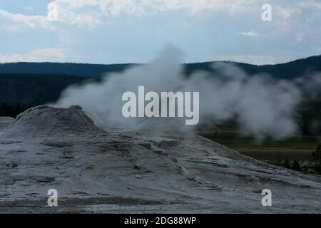 Ein Kegelgeysir, Löwengeysir, wurde nach dem rauschenden Geräusch von Dampf während einer Eruption benannt, die 90 Fuß lang 1 bis 7 Minuten dauerte. Stockfoto