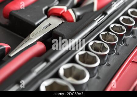 Toolbox mit schwarz-rot-Instrumente Stockfoto