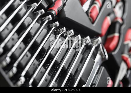 Toolbox mit schwarz-rot-Instrumente Stockfoto