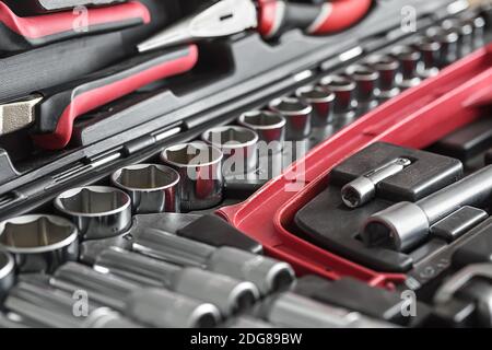 Toolbox mit schwarz-rot-Instrumente Stockfoto