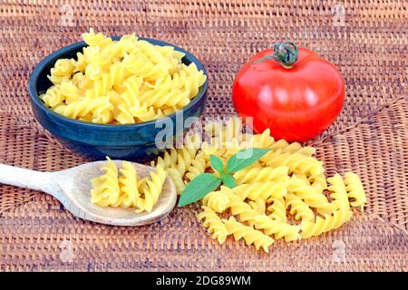 Italienische Pasta Fusilli, Teigwaren, Nudeln, Tomate und Basilikum Stockfoto