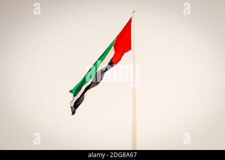 Flagge der Vereinigten Arabischen Emirate, der Hauptstadt der Vereinigten Arabischen Emirate Stockfoto