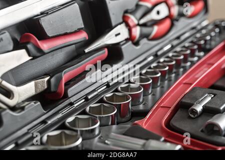 Toolbox mit schwarz-rot-Instrumente Stockfoto