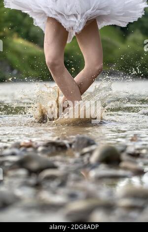 Ballerina springt im Fluss Stockfoto