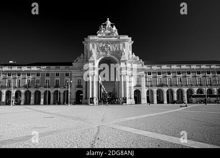 Schwarz-weiß, dramatische Aufnahme des Rua Augusta Arch vom Commerce Square in Lissabon, Portugal Stockfoto