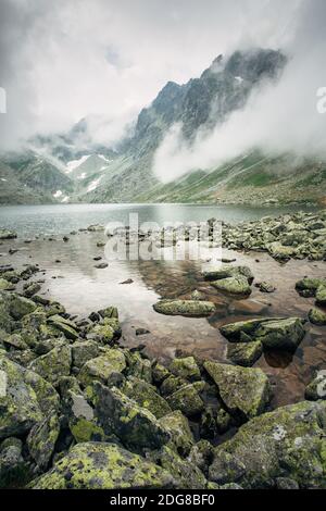 Bergkette und See Hincovo Pleso in der Slowakei, Mitteleuropa. Beliebtes Reise- und Wanderziel. Panoramablick. Stockfoto