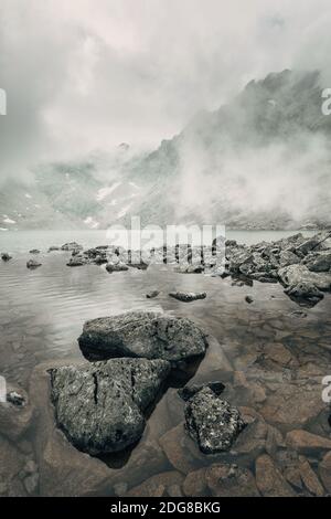 Bergsee Hincovo pleso in der Hohen Tatra. Slowakei. Natürliche neblige Landschaft. Stockfoto