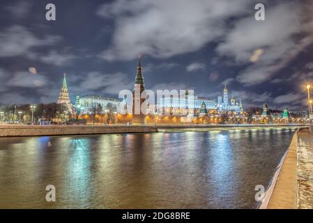 Beeindruckende Nachtansicht des Kremls im Winter, Moskau, Russland Stockfoto