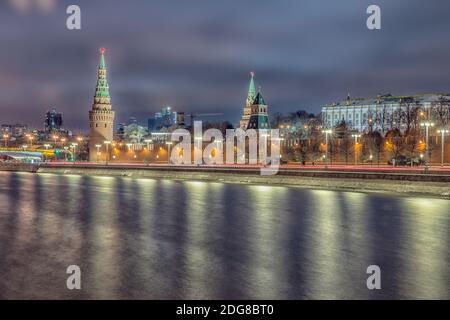 Beeindruckende Nachtansicht des Kremls im Winter, Moskau, Russland Stockfoto