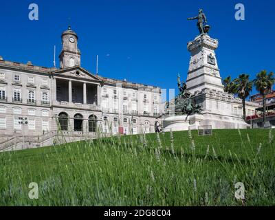 Denkmal für Infante Dom Henrique und Börsenpalast in Porto, Portugal Stockfoto