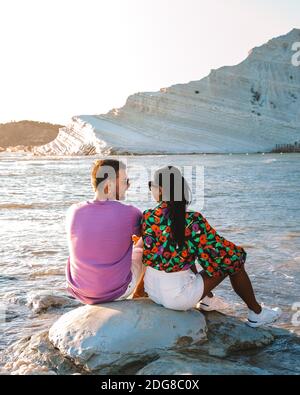 Scala dei Turchi, ein Paar, das den Sonnenuntergang an den weißen Klippen der Scala dei Turchi in Realmonte Sizilien Italien beobachtet Stockfoto