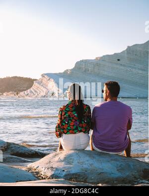 Scala dei Turchi, ein Paar, das den Sonnenuntergang an den weißen Klippen der Scala dei Turchi in Realmonte Sizilien Italien beobachtet Stockfoto