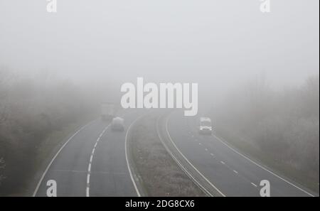 Peterborough, Großbritannien. Dezember 2020. In Peterborough, Cambridgeshire, gibt es immer noch dichten Nebel, der die Fahrbedingungen erschwert. Kredit: Paul Marriott/Alamy Live Nachrichten Stockfoto