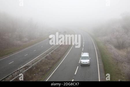 Peterborough, Großbritannien. Dezember 2020. In Peterborough, Cambridgeshire, gibt es immer noch dichten Nebel, der die Fahrbedingungen erschwert. Kredit: Paul Marriott/Alamy Live Nachrichten Stockfoto