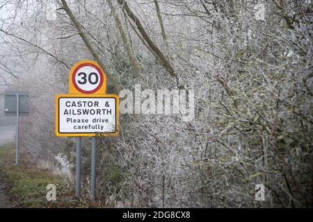 Peterborough, Großbritannien. Dezember 2020. Ein 30 MPH Straßenschild an der Einfahrt nach Castor & Ailsworth in der Nähe von Peterborough, Cambridgeshire. Kredit: Paul Marriott/Alamy Live Nachrichten Stockfoto