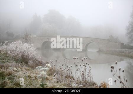 Peterborough, Großbritannien. Dezember 2020. Ein frostiger und nebliger Morgen an der Milton Ferry Bridge, über dem Fluss Nene in Peterborough, Cambridgeshire. Kredit: Paul Marriott/Alamy Live Nachrichten Stockfoto