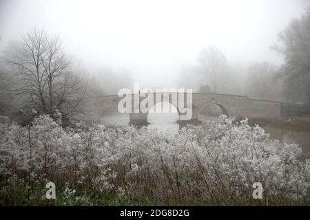 Peterborough, Großbritannien. Dezember 2020. Ein frostiger und nebliger Morgen an der Milton Ferry Bridge, über dem Fluss Nene in Peterborough, Cambridgeshire. Kredit: Paul Marriott/Alamy Live Nachrichten Stockfoto