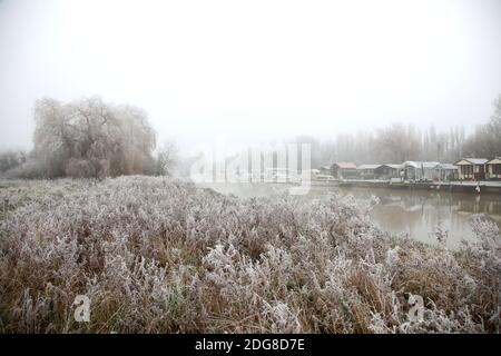 Peterborough, Großbritannien. Dezember 2020. Der Fluss Nene an einem frostigen und nebligen Morgen in Orton Mere in Peterborough, Cambridgeshire. Kredit: Paul Marriott/Alamy Live Nachrichten Stockfoto