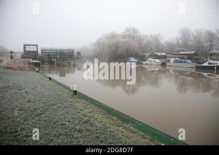 Peterborough, Großbritannien. Dezember 2020. Ein nebliger Morgen die Schleuse und Schleuse in Orton Mere auf dem Fluss Nene in Peterborough, Cambridgeshire. Kredit: Paul Marriott/Alamy Live Nachrichten Stockfoto