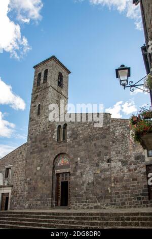 In Radicofani - Italien - am 2020. august - die kirche von San Pietro apostolo in der zentralen Platz von Die Stadt Stockfoto