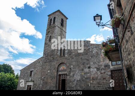 In Radicofani - Italien - am 2020. august - die kirche von San Pietro apostolo in der zentralen Platz von Die Stadt Stockfoto