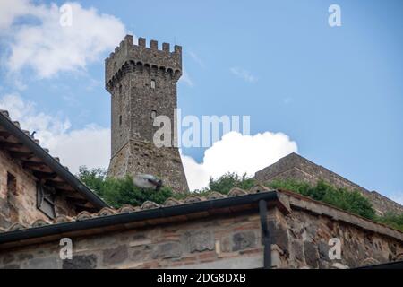 In Radicofani - Italien - am 2020. august - die Mittelalterliche Festung, die die Stadt überwacht Stockfoto