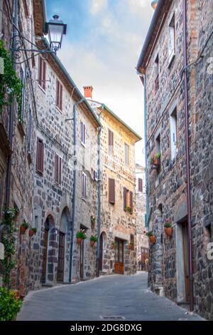 In Radicofani - Italien - am 2020. august - die Mittelalterliche Festung, die die Stadt überwacht Stockfoto