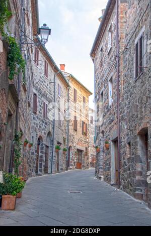 In Radicofani - Italien - am 2020. august - die Mittelalterliche Festung, die die Stadt überwacht Stockfoto