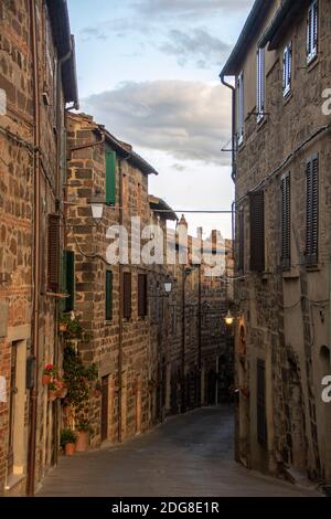 In Radicofani - Italien - am 2020. august - die Mittelalterliche Festung, die die Stadt überwacht Stockfoto