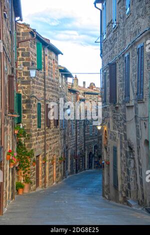 In Radicofani - Italien - am 2020. august - die Mittelalterliche Festung, die die Stadt überwacht Stockfoto