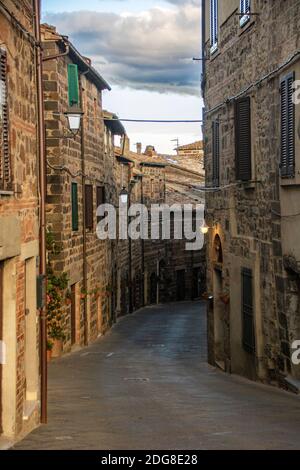 In Radicofani - Italien - am 2020. august - die Mittelalterliche Festung, die die Stadt überwacht Stockfoto