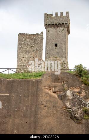 In Radicofani - Italien - am 2020. august - die Mittelalterliche Festung, die die Stadt überwacht Stockfoto