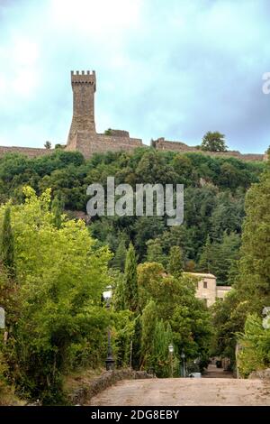 In Radicofani - Italien - am 2020. august - die Mittelalterliche Festung, die die Stadt überwacht Stockfoto