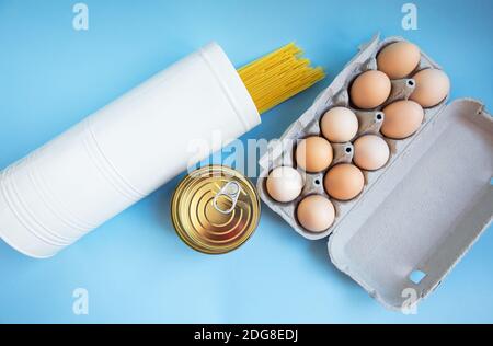 Speisenangebot. Coronavirus Lebensmittel Lieferung. Pasta, Eier, Dosengerichte. Kontaktlose Lieferung von Waren. Das Konzept der Quarantäne und Isolation während einer Pandemi Stockfoto