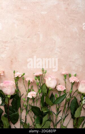 Overhead Ansicht von Blumen Zusammensetzung aus Korallen Nelke und Rosa Rosen Stockfoto