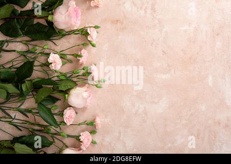 Blütenzusammensetzung aus Korallennelke und rosa Rosen Stockfoto