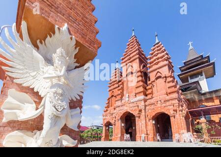 Die Gereja Katolik Roh Kudus Katedral oder die Heilig-Geist-Kathedrale in Denpasar, Bali, Indonesien Stockfoto