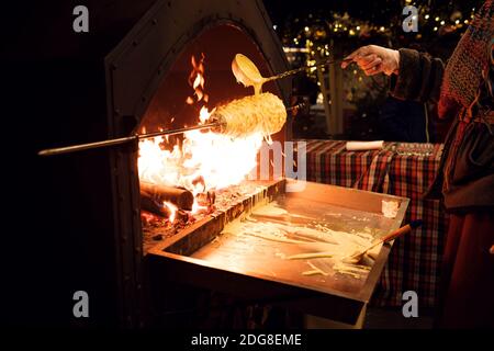 Moskau, Russland, Chakotis ist ein traditioneller litauischer, polnischer und weißrussischer Kuchen in ungewöhnlicher Form aus Eierteig, der auf offenem Feuer gebacken wird. Stockfoto